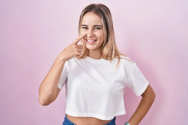 Jonge Blonde Vrouw Staat Roze Achtergrond Wijzend Met Hand Vinger — Stockfoto