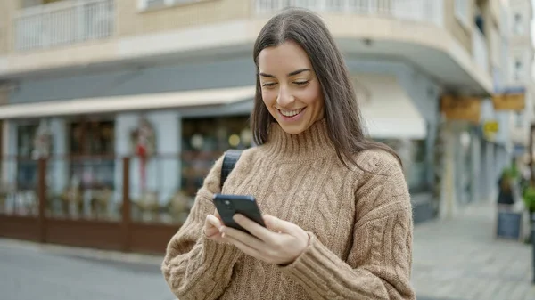 Young Beautiful Hispanic Woman Using Smartphone Smiling Coffee Shop Terrace — Stock Photo, Image