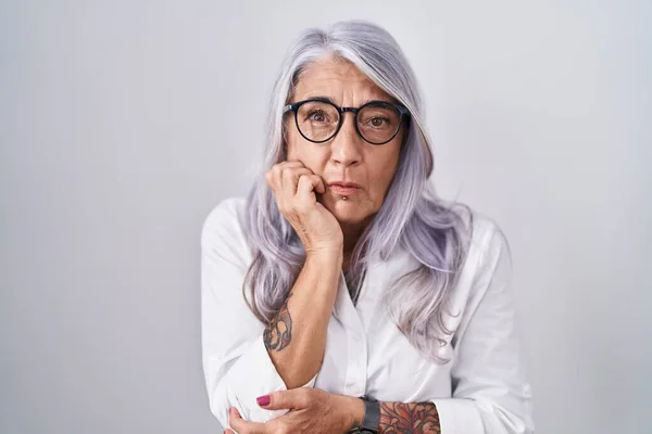 Женщина Средних Лет Татуировками Очках Стоящих Белом Фоне Выглядящая Напряженной — стоковое фото