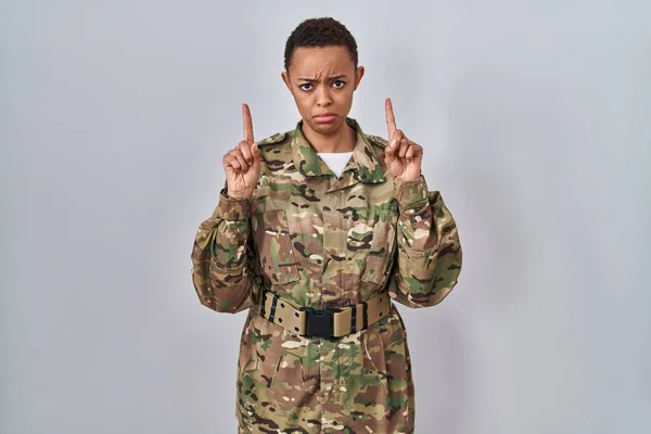 Krásná Africká Americká Žena Maskovací Armádní Uniformě Ukazuje Nahoru Smutný — Stock fotografie