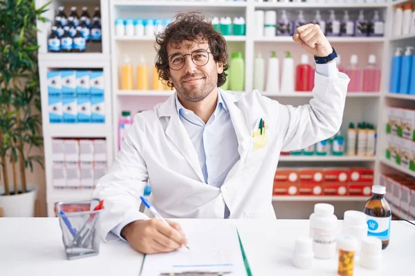 Jovem Hispânico Trabalhando Farmácia Farmácia Pessoa Forte Mostrando Músculo Braço — Fotografia de Stock
