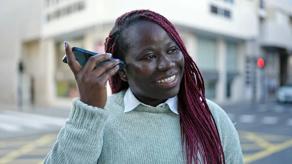 Donna Africana Con Capelli Intrecciati Messaggio Vocale Ascolto Con Smartphone — Foto Stock