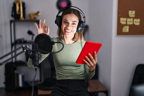 Spanyol Kadın Mikrofon Tablet Kullanarak Şarkı Söylüyor Parmaklarıyla Imza Atıyor — Stok fotoğraf