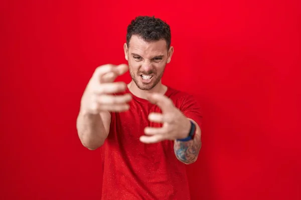 Young Hispanic Man Standing Red Background Shouting Frustrated Rage Hands — Stok Foto