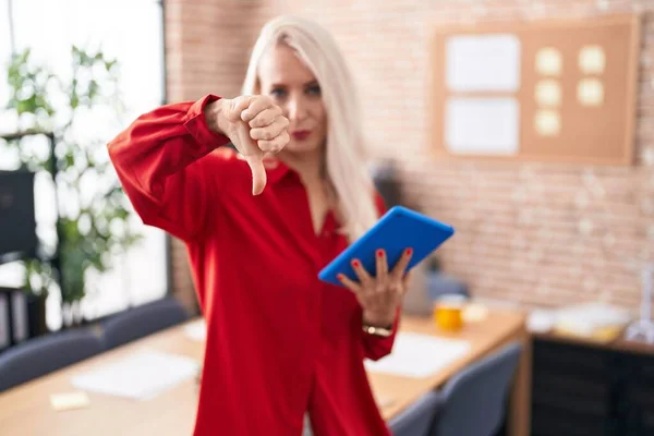 オフィスで働く白人女性は不満そうな顔をして怒って拒絶反応を見せ 親指を下にジェスチャーで否定する 悪い表現 — ストック写真