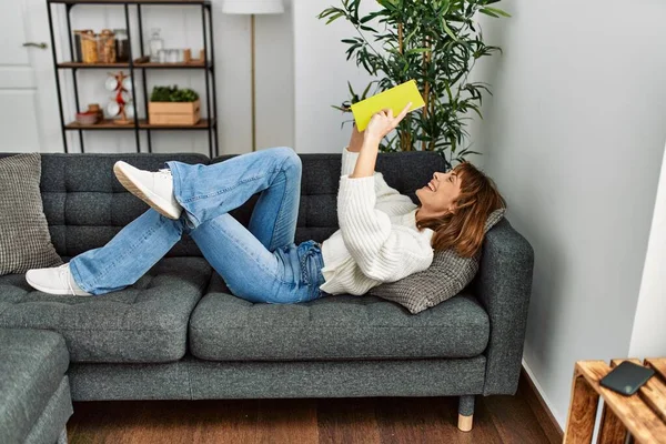 Junge Kaukasierin Liest Buch Hause Auf Sofa Liegend — Stockfoto