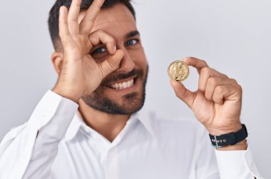 Yakışıklı İspanyol adam litekoin kripto para tutuyor. Gülümsüyor. Tamam. 