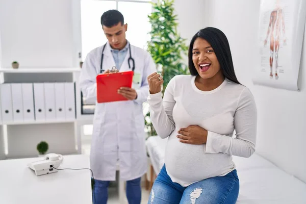 Jonge Latijns Amerikaanse Moeder Verwacht Een Baby Bij Dokter Schreeuwen — Stockfoto