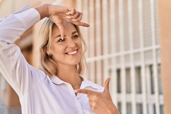 Young Blonde Woman Smiling Confident Doing Photo Gesture Hands Street — Photo