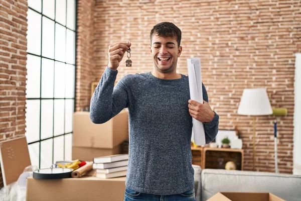 Jonge Spaanse Man Met Sleutels Van Een Nieuw Huis Blauwdrukken — Stockfoto