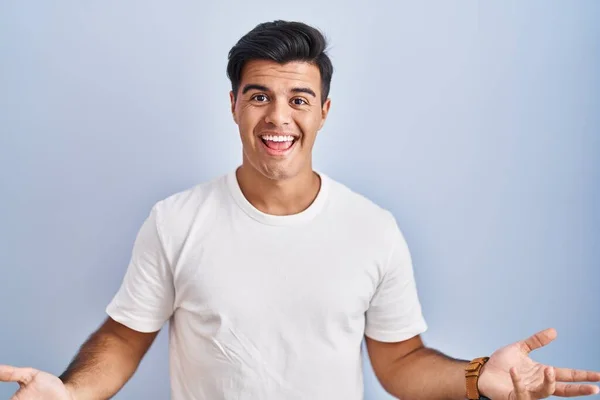 Hispanic Man Standing Blue Background Smiling Cheerful Open Arms Friendly — Stock fotografie