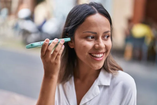 Mujer Hispana Joven Sonriendo Confiado Escuchando Mensaje Audio Por Teléfono — Foto de Stock
