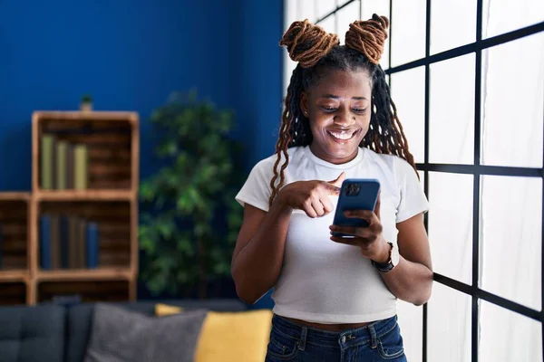 Afroamerykanka Korzystająca Smartfona Stojącego Domu — Zdjęcie stockowe