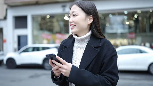 Jonge Chinese Vrouw Glimlachen Zelfverzekerd Met Behulp Van Smartphone Straat — Stockfoto