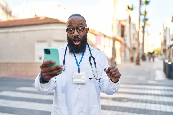 Hombre Afroamericano Vistiendo Uniforme Médico Haciendo Videollamada Con Teléfono Inteligente — Foto de Stock