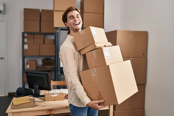 Küçük Işletme Şirketinde Çalışan Genç Adam Elinde Paketler Tutarak Gülüyor — Stok fotoğraf