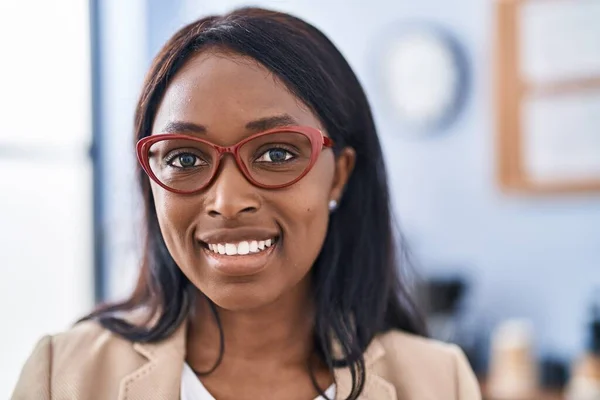 Trabajadora Negocios Afroamericana Joven Sonriendo Confiada Oficina —  Fotos de Stock
