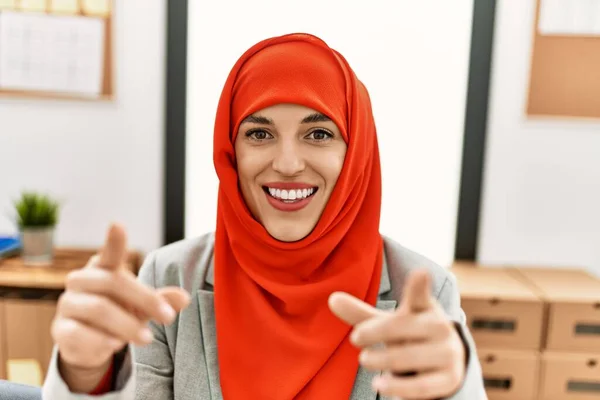 Νεαρή Γυναίκα Που Φοράει Αραβικό Φουλάρι Μιλάει Στο Γραφείο — Φωτογραφία Αρχείου