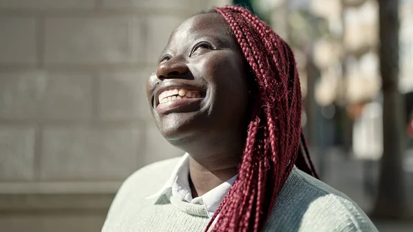 Африканская Женщина Плетеными Волосами Уверенно Улыбается Сбоку Улице — стоковое фото