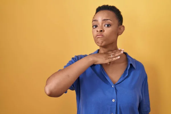 Αφροαμερικανή Γυναίκα Στέκεται Πάνω Από Κίτρινο Φόντο Κόβοντας Λαιμό Χέρι — Φωτογραφία Αρχείου