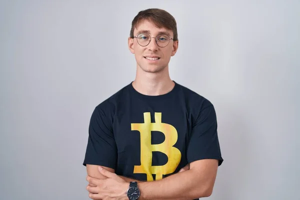 Bitcoin Tişört Giyen Beyaz Sarışın Adam Kollarını Kavuşturup Kameraya Bakarken — Stok fotoğraf
