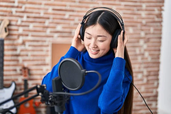Chinese Woman Artist Singing Song Music Studio — Stock Photo, Image