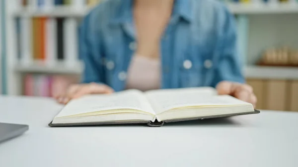 Jonge Blanke Vrouw Zit Tafel Leesboek Universiteit Klaslokaal — Stockfoto