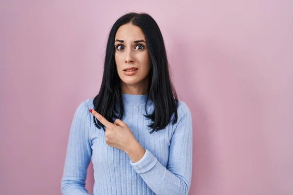 Hispanic Woman Standing Pink Background Pointing Aside Worried Nervous Forefinger — Stock Photo, Image