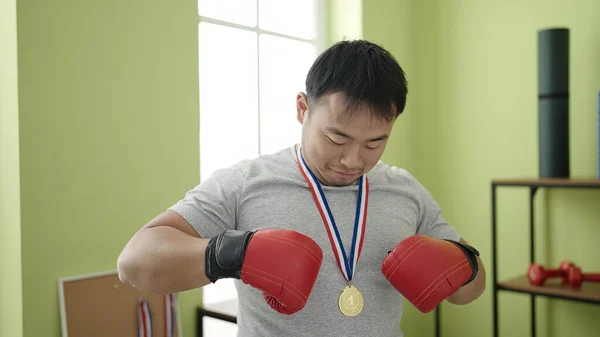 Joven Hombre Chino Haciendo Gesto Fuerte Usando Medalla Centro Deportivo — Foto de Stock