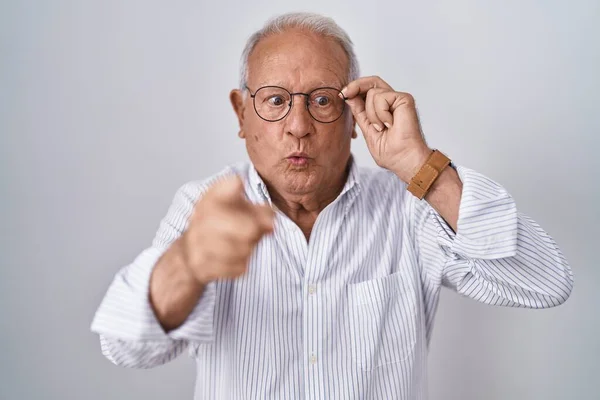 Senior Man Med Grått Hår Håller Glasögon Med Handen Pekar — Stockfoto