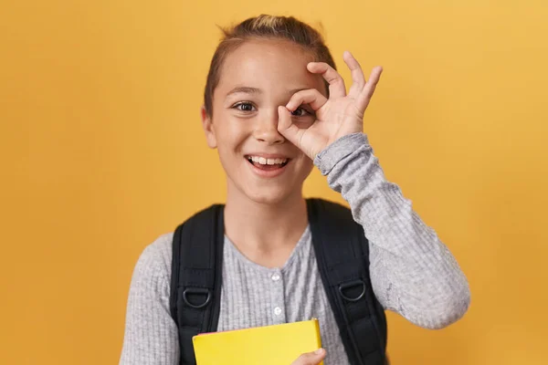 Pequeño Chico Caucásico Usando Mochila Estudiante Sosteniendo Libro Sonriendo Feliz —  Fotos de Stock