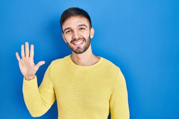 Hispanic Man Standing Blue Background Showing Pointing Fingers Number Five — Photo