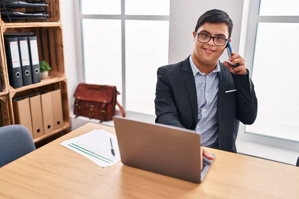 Síndrome Hombre Trabajador Negocios Hablando Teléfono Inteligente Oficina — Foto de Stock