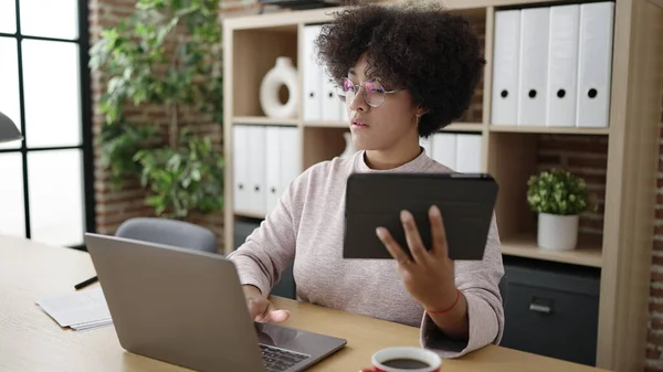 Jovem Afro Americana Mulher Empresária Usando Touchpad Laptop Escritório — Fotografia de Stock