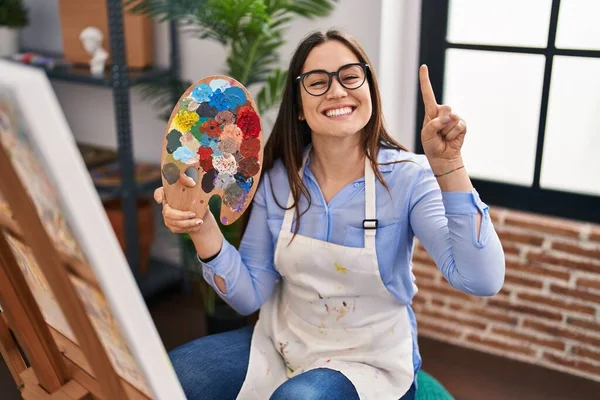 Young Brunette Woman Holding Painter Palette Art Studio Smiling Idea — Stock Photo, Image