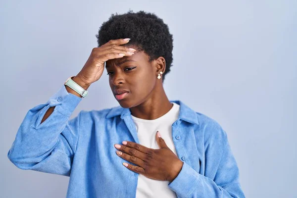 Afrikaans Amerikaanse Vrouw Staande Blauwe Achtergrond Aanraken Voorhoofd Voor Ziekte — Stockfoto