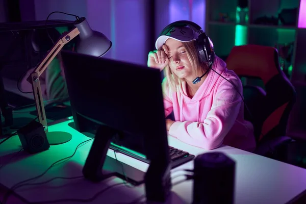 Oyun Odasında Bilgisayar Kulaklık Kullanan Genç Sarışın Kadın Strese Girdi — Stok fotoğraf