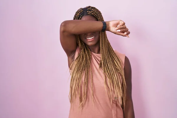 Африканская Американка Плетеными Волосами Стоящими Розовом Фоне Закрывая Глаза Улыбкой — стоковое фото