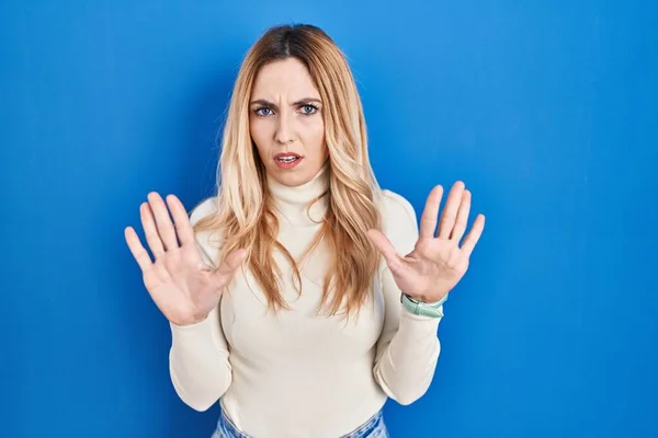 Young Caucasian Woman Standing Blue Background Moving Away Hands Palms — ストック写真