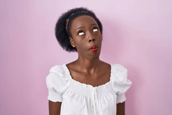 Afrikansk Kvinna Med Lockigt Hår Står Över Rosa Bakgrund Gör — Stockfoto