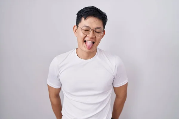 Ung Asiatisk Man Står Över Vit Bakgrund Sticker Tungan Glad — Stockfoto