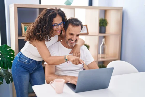 Άνδρας Και Γυναίκα Ζευγάρι Αγκαλιάζονται Χρησιμοποιώντας Φορητό Υπολογιστή Στο Σπίτι — Φωτογραφία Αρχείου