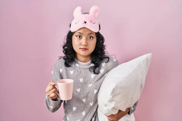Junge Asiatische Frau Mit Schlafmaske Und Pyjama Umarmt Kissen Kaffee — Stockfoto
