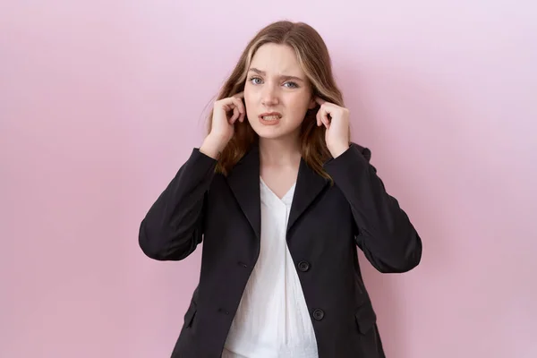 Kafkasyalı Genç Bir Kadını Yüksek Sesli Müzik Sesi Için Kulaklarını — Stok fotoğraf