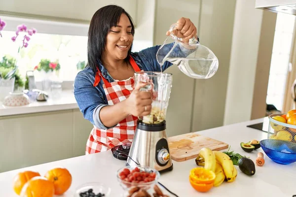 Hispanic Brunette Woman Preparing Fruit Smoothie Water Kitchen — 图库照片