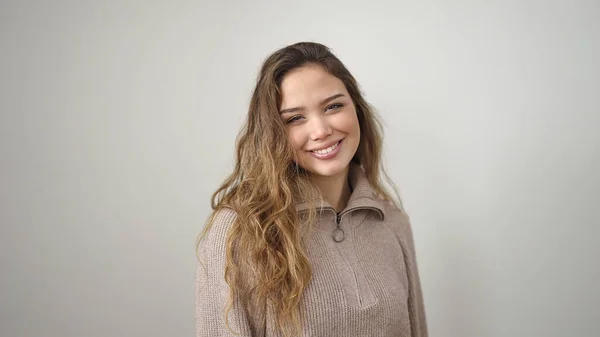 Junge Schöne Hispanische Frau Lächelt Selbstbewusst Vor Isoliertem Weißen Hintergrund — Stockfoto