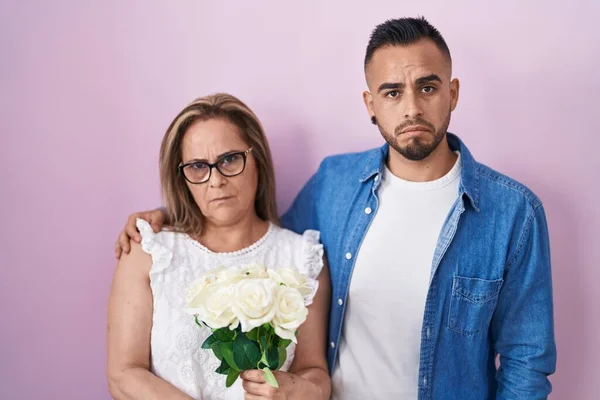 Hispanic Mor Och Son Tillsammans Håller Bukett Vita Blommor Deprimerade — Stockfoto