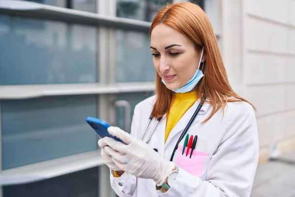 Jovem Mulher Branca Médico Vestindo Máscara Médica Usando Smartphone Hospital — Fotografia de Stock
