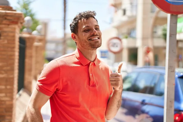 Young Hispanic Man Smiling Confident Doing Sign Thumb Street — Stock Photo, Image