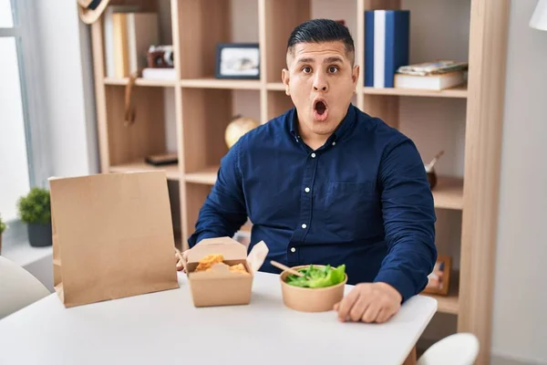 Hispanic Ung Man Äta Bort Mat Rädd Och Förvånad Med — Stockfoto